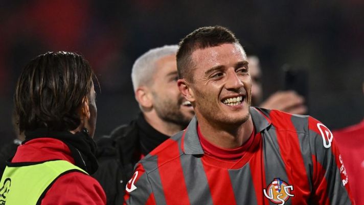CREMONA, ITALY - FEBRUARY 28: Daniel Ciofani of US Cremonese celebrates after the Serie A match between US Cremonese and AS Roma at Stadio Giovanni Zini on February 28, 2023 in Cremona, Italy. (Photo by Alessandro Sabattini/Getty Images) Cremonese, Chiriches e Ciofani in pole: le prove di formazione e chi rischia - immagine 1