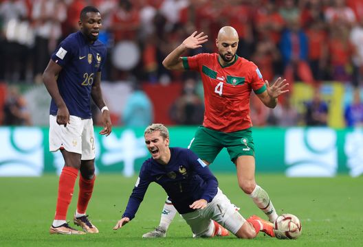 AL KHOR, QATAR - DECEMBER 14: Antoine Griezmann of France is tackled by Sofyan Amrabat of Morocco during the FIFA World Cup Qatar 2022 semi final match between France and Morocco at Al Bayt Stadium on December 14, 2022 in Al Khor, Qatar. (Photo by Buda Mendes/Getty Images) Parla Ranieri: “Così la Francia ha bloccato Amrabat e tutto il Marocco”- immagine 2