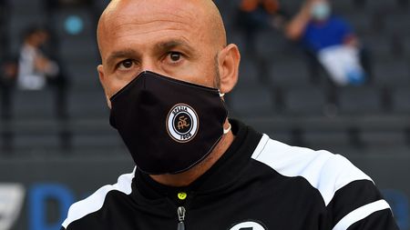 UDINE, ITALY - SEPTEMBER 30: Vincenzo Italiano head coach of Spezia Calcio looks on during the Serie A match between Udinese Calcio and Spezia Calcio at Dacia Arena on September 30, 2020 in Udine, Italy. (Photo by Alessandro Sabattini/Getty Images) UDINE, ITALY - SEPTEMBER 30: Vincenzo Italiano head coach of Spezia Calcio looks on during the Serie A match between Udinese Calcio and Spezia Calcio at Dacia Arena on September 30, 2020 in Udine, Italy. (Photo by Alessandro Sabattini/Getty Images)