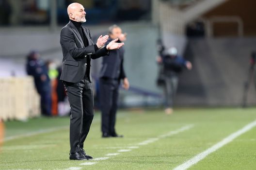  FLORENCE, ITALY - MARCH 21: Stefano Pioli manager of AC Milan shouts instructions to his players during the Serie A match between ACF Fiorentina and AC Milan at Stadio Artemio Franchi on March 21, 2021 in Florence, Italy. (Photo by Gabriele Maltinti/Getty Images) 