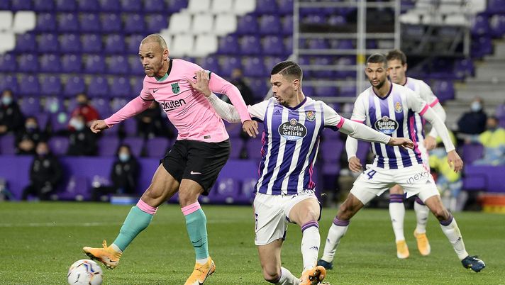 VALLADOLID, SPAIN - DECEMBER 22: Martin Braithwaite of Barcelona battles for possession with Javi Sanchez of Valladolid during the La Liga Santander match between Real Valladolid CF and FC Barcelona at Estadio Municipal Jose Zorrilla on December 22, 2020 in Valladolid, Spain. Sporting stadiums around Spain remain under strict restrictions due to the Coronavirus Pandemic as Government social distancing laws prohibit fans inside venues resulting in games being played behind closed doors. (Photo by Octavio Passos/Getty Images) 