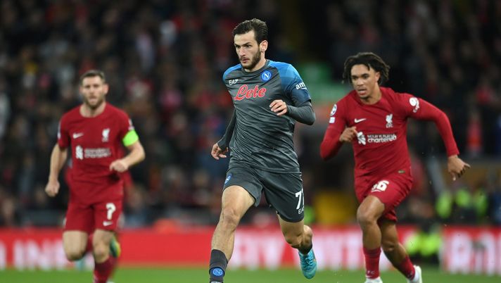 LIVERPOOL, ENGLAND - NOVEMBER 01: Khvicha Kvaratskhelia of Napoli runs with the ball from Trent Alexander-Arnold of Liverpool during the UEFA Champions League group A match between Liverpool FC and SSC Napoli at Anfield on November 01, 2022 in Liverpool, England. (Photo by Michael Regan/Getty Images) Tecnologia o tecnocrazia? Mettiamo i puntini sulle i il giorno dopo Liverpool-Napoli - immagine 1