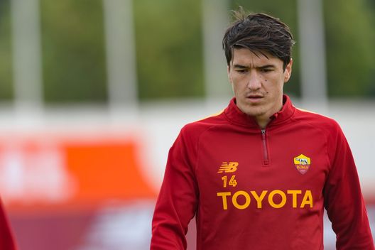 ALBUFEIRA, PORTUGAL - DECEMBER 21: AS Roma player Eldor Shomurodov during a training session at Estadio Municipal de Albufeira on December 21, 2022 in Albufeira, Portugal. (Photo by Fabio Rossi/AS Roma via Getty Images) Calciomercato Torino, presentata un’offerta alla Roma per Shomurodov- immagine 2