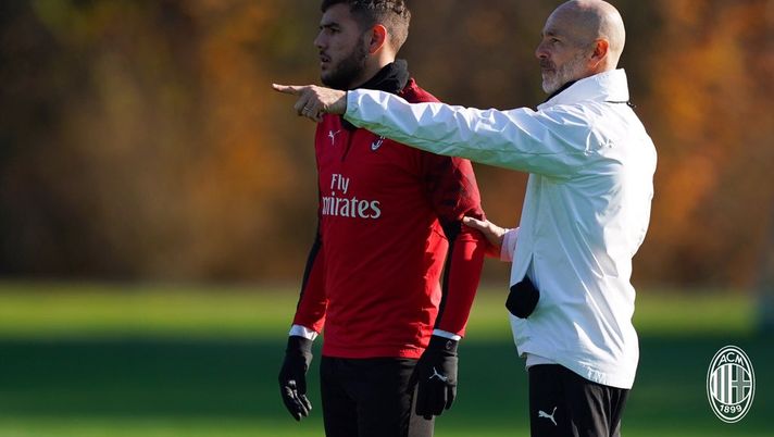 Theo Hernández e Stefano Pioli in allenamento a Milanello con il Milan (credits: acmilan.com) 