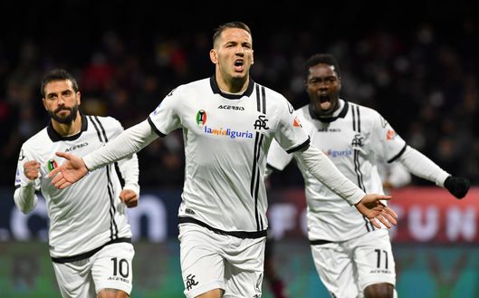SALERNO, ITALY - FEBRUARY 07: Rey Manaj of Spezia Calcio celebrates after scoring the 1-1 goal during the Serie A match between US Salernitana and Spezia Calcio at Stadio Arechi on February 07, 2022 in Salerno, Italy. (Photo by Francesco Pecoraro/Getty Images) Manaj: “Salvo lo Spezia e poi cercherò di sfruttare l’occasione al Barcellona” - immagine 1