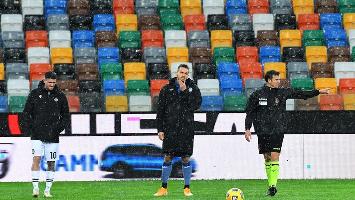UDINE, ITALY - DECEMBER 06: Rodrigo de Paul of Udinese Calcio
and Rafael Toloi of Atalanta BC and Referee Federico La Penna tests the bounce of the ball before the Serie A match between Udinese Calcio and Atalanta BC at Dacia Arena on December 06, 2020 in Udine, Italy. (Photo by Alessandro Sabattini/Getty Images) UDINE, ITALY - DECEMBER 06: Rodrigo de Paul of Udinese Calcio
and Rafael Toloi of Atalanta BC and Referee Federico La Penna tests the bounce of the ball before the Serie A match between Udinese Calcio and Atalanta BC at Dacia Arena on December 06, 2020 in Udine, Italy. (Photo by Alessandro Sabattini/Getty Images)