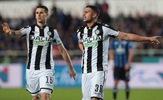  BERGAMO, ITALY - APRIL 29: Rolando Mandragora (R) and Kevin Lasagna of Udinese Calcio gesture during the Serie A match between Atalanta BC and Udinese at Stadio Atleti Azzurri d'Italia on April 29, 2019 in Bergamo, Italy. (Photo by Emilio Andreoli/Getty Images) 