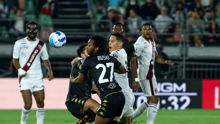 VENEZIA, ITALY - SEPTEMBER 27: Gianluca Busio of  Venezia competes for the ball with Ayala Sanabria of Torino during the Serie A match between Venezia FC and Torino FC at Stadio Pierluigi Penzo on September 27, 2021 in Venezia, Italy. (Photo by Maurizio Lagana/Getty Images)