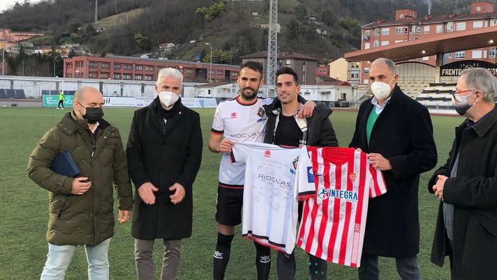 Dona il midollo osseo alla mamma malata di leucemia: a 31 anni smette di giocare a calcio Dona il midollo osseo alla mamma malata di leucemia: a 31 anni smette di giocare a calcio - immagine 1