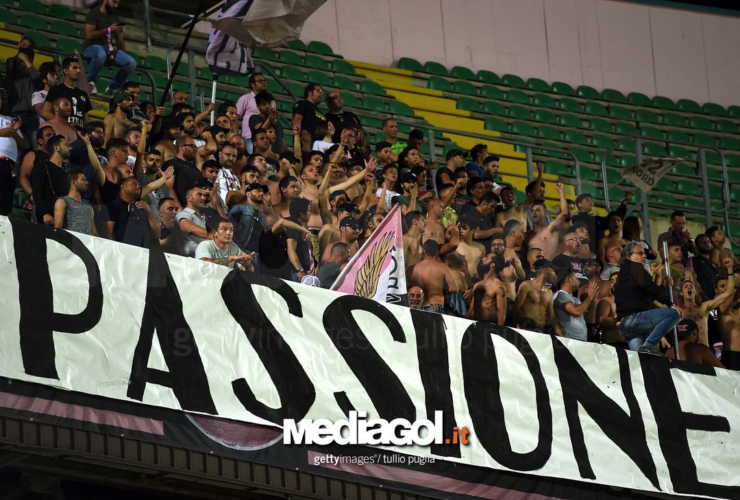  PALERMO, ITALY - MAY 28:  Fans of Palermo show their support during the Serie A match between US Citta di Palermo and Empoli FC at Stadio Renzo Barbera on May 28, 2017 in Palermo, Italy.  (Photo by Tullio M. Puglia/Getty Images) 
