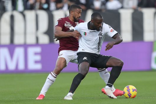 LA SPEZIA, ITALY - NOVEMBER 06: Bremen of Torino FC in action against Mbala Nzola of Spezia Calcio during the Serie A match between Spezia Calcio v Torino FC at Stadio Alberto Picco on November 6, 2021 in La Spezia, Italy. (Photo by Gabriele Maltinti/Getty Images) Toro, a La Spezia tre passi indietro- immagine 2