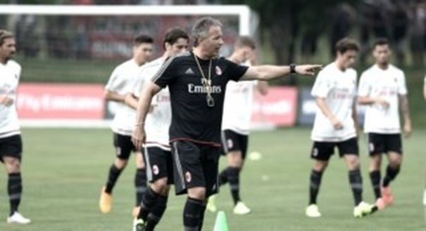 Sinisa Mihajlovic guida l'allenamento rossonero (Fonte: acmilan.com) Sinisa Mihajlovic guida l'allenamento rossonero (Fonte: acmilan.com)