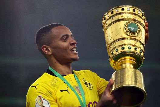 BERLIN, GERMANY - MAY 13: Manuel Akanji of Borussia Dortmund celebrates with the trophy after winning the DFB Cup final match between RB Leipzig and Borussia Dortmund at Olympic Stadium on May 13, 2021 in Berlin, Germany. Sporting stadiums around Germany remain under strict restrictions due to the Coronavirus Pandemic as Government social distancing laws prohibit fans inside venues resulting in games being played behind closed doors. (Photo by Martin Rose/Getty Images) Skriniar, dirigenti e Inzaghi per il no ma decide Zhang: “C’è Akanji se parte”- immagine 2