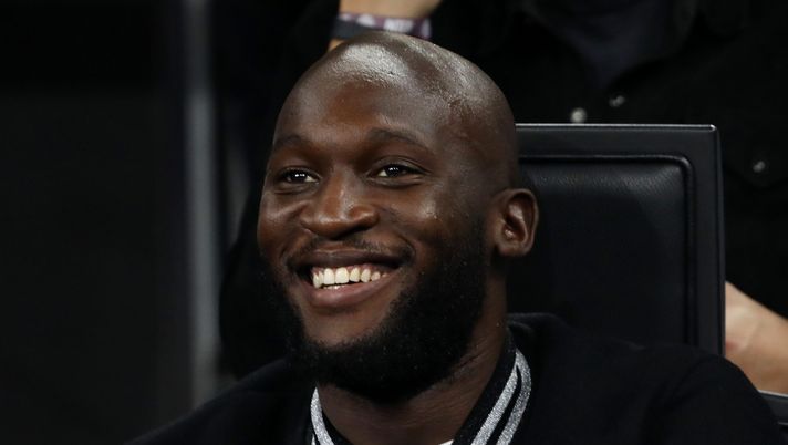 MILAN, ITALY - OCTOBER 04: Romelu Lukaku of FC Internazionale looks on from the stands prior to the UEFA Champions League group C match between FC Internazionale and FC Barcelona at San Siro Stadium on October 04, 2022 in Milan, Italy. (Photo by Marco Luzzani/Getty Images) Inter Lukaku