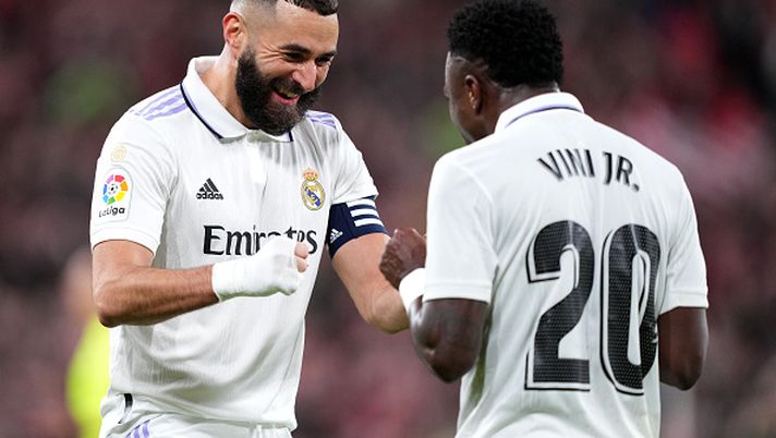 BILBAO, SPAIN - JANUARY 22: Karim Benzema of Real Madrid celebrates with teammate Vinicius Junior after scoring the sides first goal during the LaLiga Santander match between Athletic Club and Real Madrid CF at San Mames Stadium on January 22, 2023 in Bilbao, Spain. (Photo by Juan Manuel Serrano Arce/Getty Images) Siamo tutti Vinicius: la reazione del tifo Real all’orrendo manichino pre-derby… - immagine 1