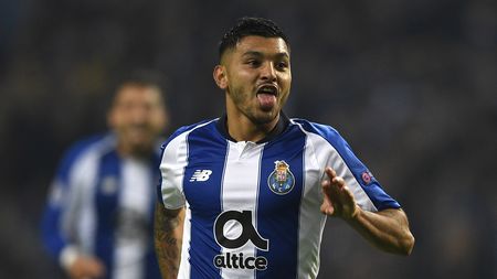 PORTO, PORTUGAL - NOVEMBER 28:  Jesus Manuel Corona of FC Porto celebrates after scoring his team's second goal during the UEFA Champions League Group D match between FC Porto and FC Schalke 04 at Estadio do Dragao on November 28, 2018 in Porto, Portugal.  (Photo by Octavio Passos/Getty Images)