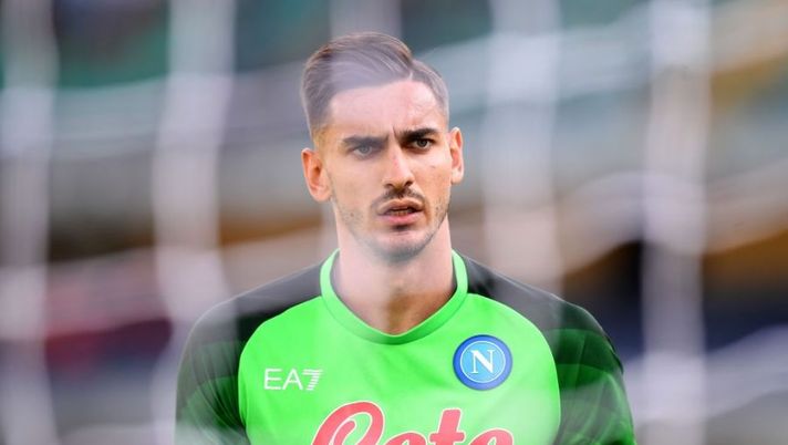 VERONA, ITALY - AUGUST 15: Alex Meret of SSC Napoli looks on during the Serie A match between Hellas Verona and SSC Napoli at Stadio Marcantonio Bentegodi on August 15, 2022 in Verona, Italy. (Photo by Alessandro Sabattini/Getty Images) Napoli, Meret non è al meglio per influenza ma dovrebbe giocare con l’Inter - immagine 1