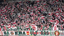 Petardi e derby interrotto a Lodz: linea dura, stadio chiusi e tifosi a casa