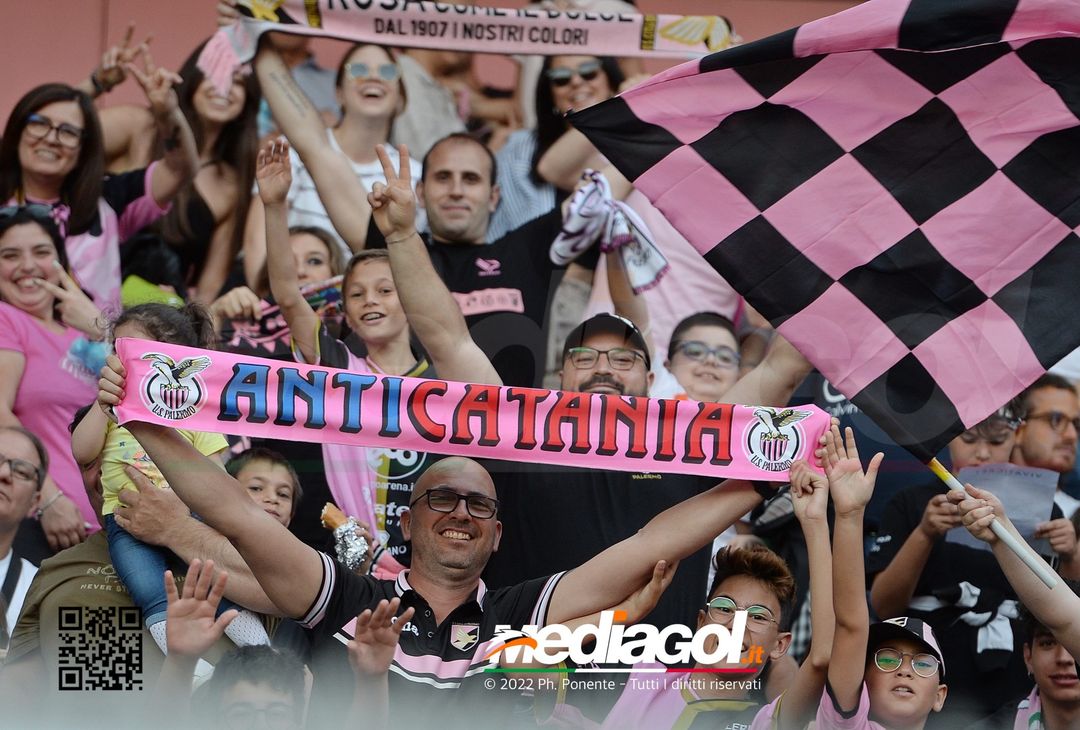 Fototifo, i tifosi allo stadio per Palermo-Feralpisaló 1-0 (gallery) - immagine 98