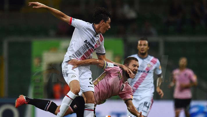 PALERMO, ITALY - AUGUST 31:  Claiton Dos Santos of Cremonese and George Puscas of Palermo struggle during the Serie B match between US Citta' di Palermo and US Cremonese at Stadio Renzo Barbera on August 31, 2018 in Palermo, Italy.  (Photo by Tullio M. Puglia/Getty Images)  Claiton