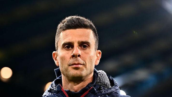 BOLOGNA, ITALY - NOVEMBER 12: Thiago Motta head coach of Bologna FC looks on during the Serie A match between Bologna FC and US Sassuolo at Stadio Renato Dall'Ara on November 12, 2022 in Bologna, Italy. (Photo by Alessandro Sabattini/Getty Images) Motta: “Barrow non si muove! Arnautovic non c’è, vediamo come tornerà. Kyriakopoulos…” - immagine 1