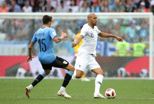  NIZHNY NOVGOROD, RUSSIA - JULY 06: Steven Nzonzi of France is challenged by Matias Vecino of Uruguay during the 2018 FIFA World Cup Russia Quarter Final match between Uruguay and France at Nizhny Novgorod Stadium on July 6, 2018 in Nizhny Novgorod, Russia. (Photo by Alexander Hassenstein/Getty Images) 