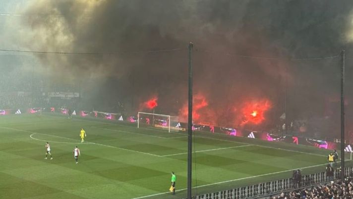 Il Klassieker olandese sospeso due volte: fumi tossici e ferita alla testa, poi passa l’Ajax - immagine 1