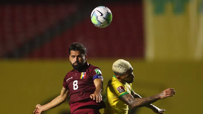 SAO PAULO, BRAZIL - NOVEMBER 13: Douglas Luiz of Brazil fights for the ball with Tomas Rincon of Venezueladuring a match between Brazil and Venezuela as part of South American Qualifiers for World Cup FIFA Qatar 2022 at Morumbi Stadium on November 13, 2020 in Sao Paulo, Brazil. (Photo by Fernando Bizerra-Pool/Getty Images)