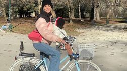 Gaia Lucariello a spasso per Milano: lady Inzaghi si gode il sole in bici
