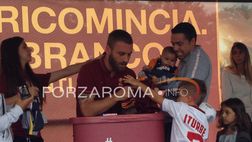 Ritiro Austria, De Rossi, Somma e Capradossi a firmare autografi. Capitan futuro: “Bello vedervi sempre così numerosi” – FOTO – VIDEO