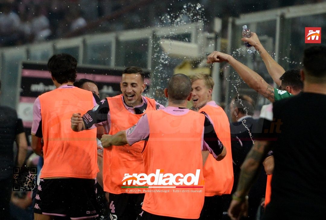 FOTO Palermo in Serie B, i festeggiamenti dei rosanero al Renzo Barbera (Gallery) - immagine 13