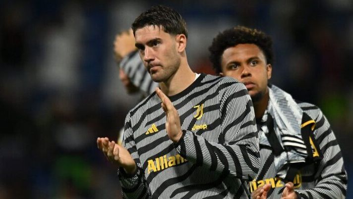 REGGIO NELL'EMILIA, ITALY - SEPTEMBER 23: REGGIO NELL'EMILIA, ITALY - SEPTEMBER 23: Dusan Vlahovic of Juventus applauds his fans during the Serie A TIM match between US Sassuolo and Juventus at Mapei Stadium - Citta' del Tricolore on September 23, 2023 in Reggio nell'Emilia, Italy. (Photo by Alessandro Sabattini/Getty Images) Trevisani: “Vlahovic non è un problema, il tema è la testa e non certo i piedi” - immagine 1