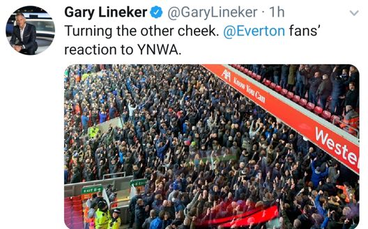 Inno Liverpool...i tifosi Everton si voltano Inno Liverpool...i tifosi Everton si voltano