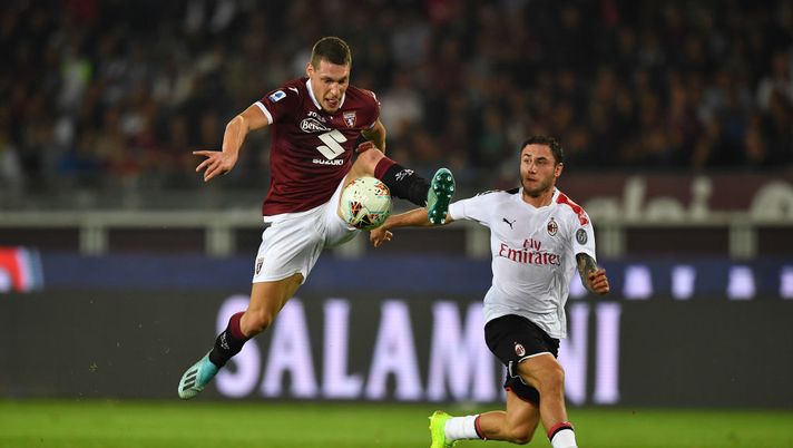 TURIN, ITALY - SEPTEMBER 26:  Andrea Belotti (L) of Torino FC controls the ball against Davide Calabria of AC Milan during the Serie A match between Torino FC and AC Milan at Stadio Olimpico di Torino on September 26, 2019 in Turin, Italy.  (Photo by Valerio Pennicino/Getty Images) 