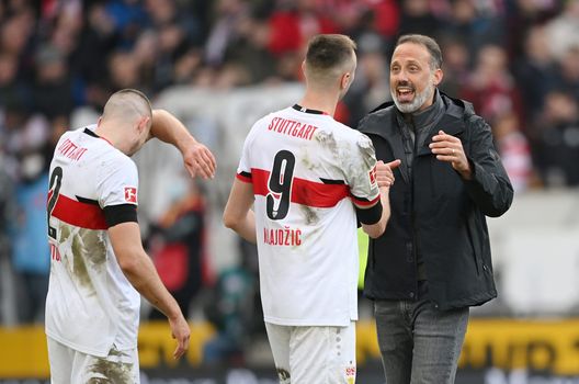 STUTTGART, GERMANY - MARCH 19: Pellegrino Matarazzo, Head Coach of VfB Stuttgart celebrates their sides victory with Sasa Kalajdzic in the Bundesliga match between VfB Stuttgart and FC Augsburg at Mercedes-Benz Arena on March 19, 2022 in Stuttgart, Germany. (Photo by Matthias Hangst/Getty Images) STUTTGART, GERMANY - MARCH 19: Pellegrino Matarazzo, Head Coach of VfB Stuttgart celebrates their sides victory with Sasa Kalajdzic in the Bundesliga match between VfB Stuttgart and FC Augsburg at Mercedes-Benz Arena on March 19, 2022 in Stuttgart, Germany. (Photo by Matthias Hangst/Getty Images)