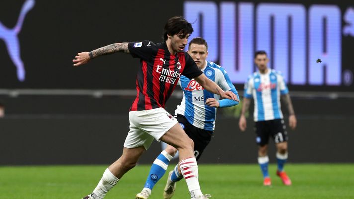 MILAN, ITALY - MARCH 14: Sandro Tonali of AC Milan on the ball during the Serie A match between AC Milan and SSC Napoli at Stadio Giuseppe Meazza on March 14, 2021 in Milan, Italy. Sporting stadiums around Italy remain under strict restrictions due to the Coronavirus Pandemic as Government social distancing laws prohibit fans inside venues resulting in games being played behind closed doors. (Photo by Marco Luzzani/Getty Images) MILAN, ITALY - MARCH 14: Sandro Tonali of AC Milan on the ball during the Serie A match between AC Milan and SSC Napoli at Stadio Giuseppe Meazza on March 14, 2021 in Milan, Italy. Sporting stadiums around Italy remain under strict restrictions due to the Coronavirus Pandemic as Government social distancing laws prohibit fans inside venues resulting in games being played behind closed doors. (Photo by Marco Luzzani/Getty Images)