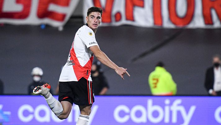 BUENOS AIRES, ARGENTINA - NOVEMBER 25: Julian Alvarez of River Plate celebrates after scoring the second goal of his team during a match between River Plate and Racing Club as part of Torneo Liga Profesional 2021at Estadio Monumental Antonio Vespucio Liberti on November 25, 2021 in Buenos Aires, Argentina. (Photo by Marcelo Endelli/Getty Images) Julian Alvarez, parla l’agente: “Offerte dalla Russia, dall’Ucraina e dalle medie della Premier” - immagine 1