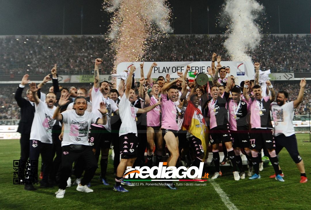 FOTO Palermo in Serie B, i festeggiamenti dei rosanero al Renzo Barbera (Gallery) - immagine 23