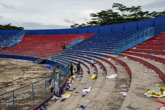 MALANG, INDONESIA - OCTOBER 03: Shoes and belongings left inside the Kanjuruhan Stadium after the pitch invasion and stampede on October 03, 2022 in Malang, Indonesia. A riot and stampede broke out at a football stadium in East Java on Saturday. Police fired tear gas to disperse fans who had invaded the pitch and began fighting after the match ended. A stampede for the exits has resulted in at least 174 deaths, local media reports said, with many still injured in hospitals. (Photo by Ulet Ifansasti/Getty Images) Indonesia, Javier Roca, allenatore dell’Arema: “Non dimenticherò mai, quattro persone morte negli spogliatoi”- immagine 2