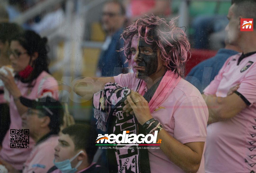 Fototifo, facce da Serie B. I tifosi allo stadio per Palermo-Padova 1-0 - immagine 136