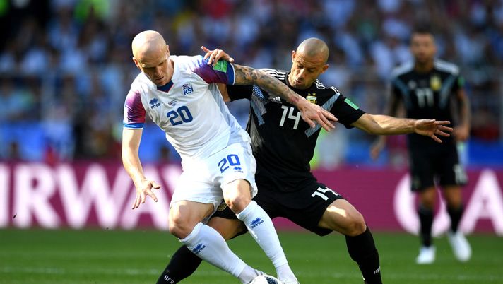 MOSCOW, RUSSIA - JUNE 16:  Emil Hallfredsson of Iceland and Javier Mascherano of Argentina battle for possession during the 2018 FIFA World Cup Russia group D match between Argentina and Iceland at Spartak Stadium on June 16, 2018 in Moscow, Russia.  (Photo by Matthias Hangst/Getty Images) 