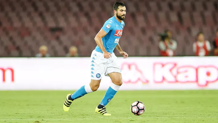 NAPLES, ITALY - AUGUST 27:  Raul Albiol of Napoli in action before the Serie A match between SSC Napoli and AC Milan at Stadio San Paolo on August 27, 2016 in Naples, Italy.  (Photo by Francesco Pecoraro/Getty Images)