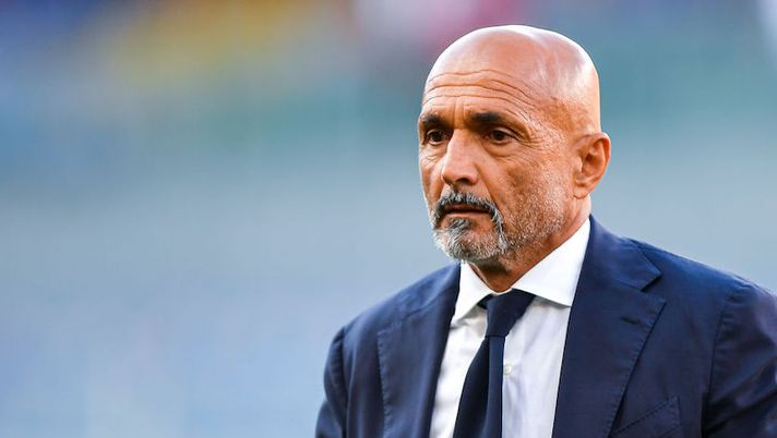 GENOA, ITALY - AUGUST 29: Luciano Spalletti head coach of Napoli looks on before the Serie A match between Genoa Cfc and Ssc Napoli at Stadio Luigi Ferraris on August 29, 2021 in Genoa, Italy. (Photo by Getty Images) Spalletti: “Mertens torna prima. Non conoscevo Anguissa, Manolas, Demme, Ghoulam…” - immagine 1