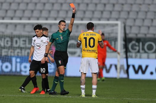 LA SPEZIA, ITALY - JANUARY 31: Antonio Di Martino referee shows the red card to Rodrigo De Paul of Udinese Calcio during the Serie A match between Spezia Calcio and Udinese Calcio at Stadio Alberto Picco on January 31, 2021 in La Spezia, Italy. (Photo by Gabriele Maltinti/Getty Images) LA SPEZIA, ITALY - JANUARY 31: Antonio Di Martino referee shows the red card to Rodrigo De Paul of Udinese Calcio during the Serie A match between Spezia Calcio and Udinese Calcio at Stadio Alberto Picco on January 31, 2021 in La Spezia, Italy. (Photo by Gabriele Maltinti/Getty Images)