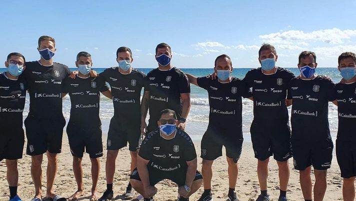 Fran Fernandez, tecnico del Tenerife, e i sui giocatori durante la preparazione estiva agostana Fran Fernandez, tecnico del Tenerife, e i sui giocatori durante la preparazione estiva agostana