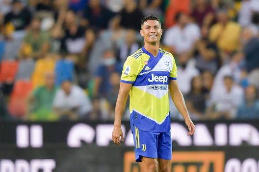 Cristiano Ronaldo con la nuova maglia della Juve Cristiano Ronaldo con la nuova maglia della Juve