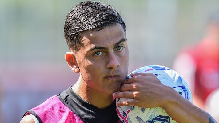 ROME, ITALY - JULY 15: AS Roma Player Paulo Dybala during a friendly match between AS Roma and Boreale at Centro Sportivo Fulvio Bernardini on July 15, 2023 in Rome, Italy. (Photo by Luciano Rossi/AS Roma via Getty Images) NEWS – Dybala, il verdetto! Soulé al Frosinone, Lindstrom al Napoli, Lukaku, Taremi, Saelemaekers… - immagine 1