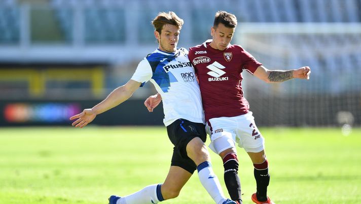 TURIN, ITALY - SEPTEMBER 26:  Alejandro Berenguer (R) of Torino FC is challenged by Marten De Roon of  Atalanta BC during the Serie A match between Torino FC and Atalanta BC at Stadio Olimpico di Torino on September 26, 2020 in Turin, Italy.  (Photo by Valerio Pennicino/Getty Images) 