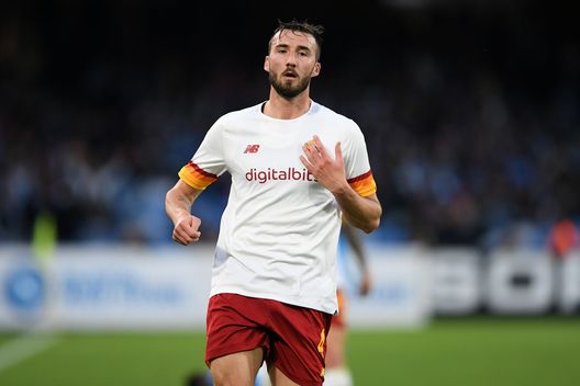 NAPLES, ITALY - APRIL 18: Bryan Cristante of AS Roma during the Serie A match between SSC Napoli and AS Roma at Stadio Diego Armando Maradona on April 18, 2022 in Naples, Italy. (Photo by Francesco Pecoraro/Getty Images)