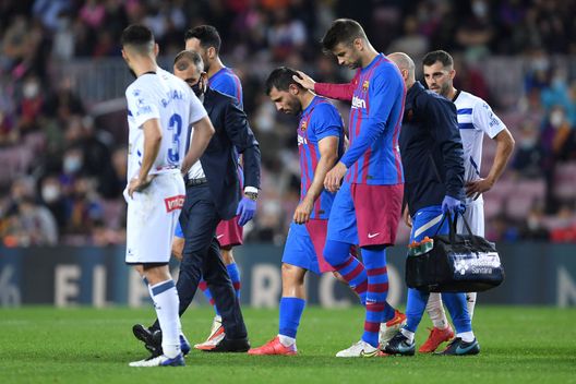 BARCELONA, SPAIN - OCTOBER 30: Sergio Aguero of FC Barcelona looks dejected as he leaves the pitch after picking up an injury during the LaLiga Santander match between FC Barcelona and Deportivo Alaves at Camp Nou on October 30, 2021 in Barcelona, Spain. (Photo by Alex Caparros/Getty Images) La paura di Aguero: “Ho preso la mano al difensore, gli ho detto di fermare il gioco, poi il petto…”- immagine 2